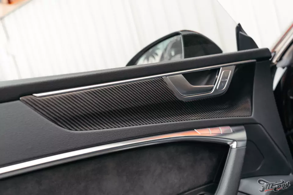 Классический карбон под матовым лаком в салоне Audi A7 и комплекс детейлинг-услуг